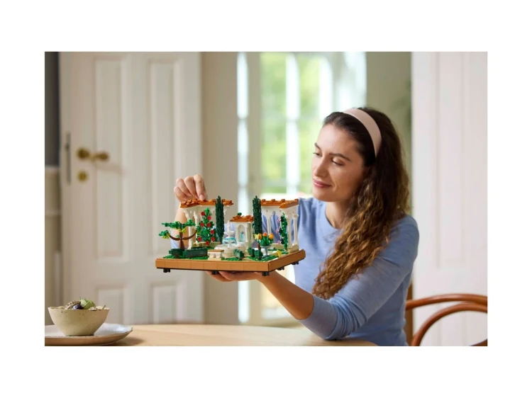 LEGO ICONS 10359 Fontanna w ogrodzie