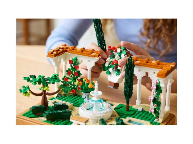 LEGO ICONS 10359 Fontanna w ogrodzie