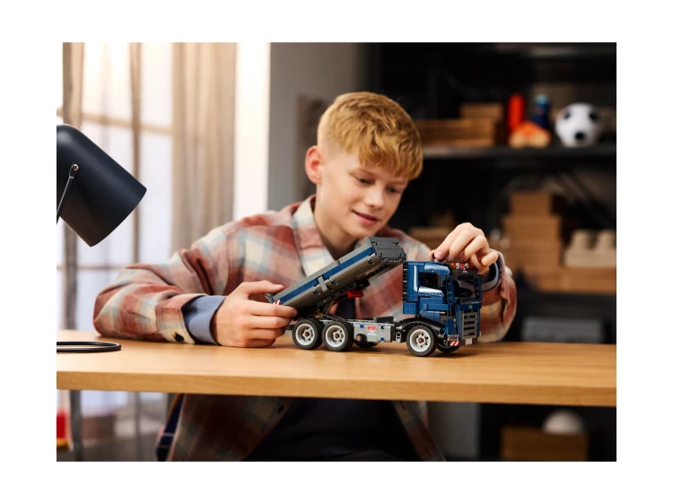 lego-technic-42203-wywrotka-z-przechylana-skrzynia-MrPuggy.webp