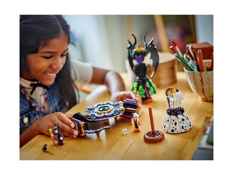 lego-disney-43262-suknie-diaboliny-i-cruelli-de-mon-Mr Puggy.webp