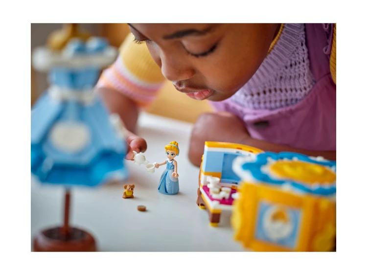 lego-disney-43266-suknia-kopciuszka-Mr Puggy.webp