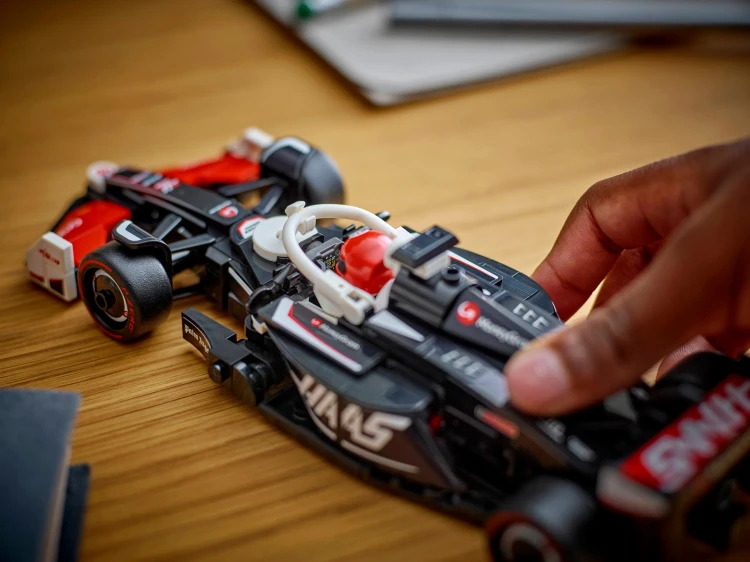 lego-speed-champions-77250-bolid-f1-moneygram-haas-team-vf-24-Mr PuggyKraków.webp