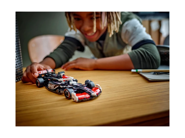lego-speed-champions-77250-bolid-f1-moneygram-haas-team-vf-24-Mr Puggy Kraków.webp