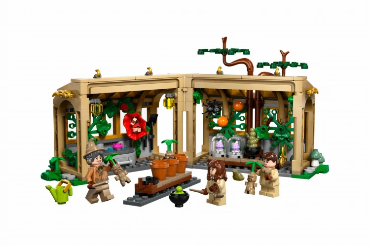 LEGO HARRY POTTER 76445 Zamek hogwart- zajęcia z zielarstwa  Mr Puggy.jpg